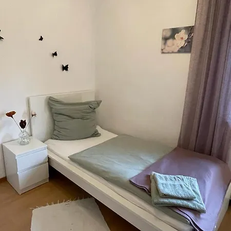 First Floor Laatzen Apartment *