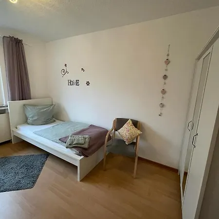 First Floor Laatzen 아파트 *